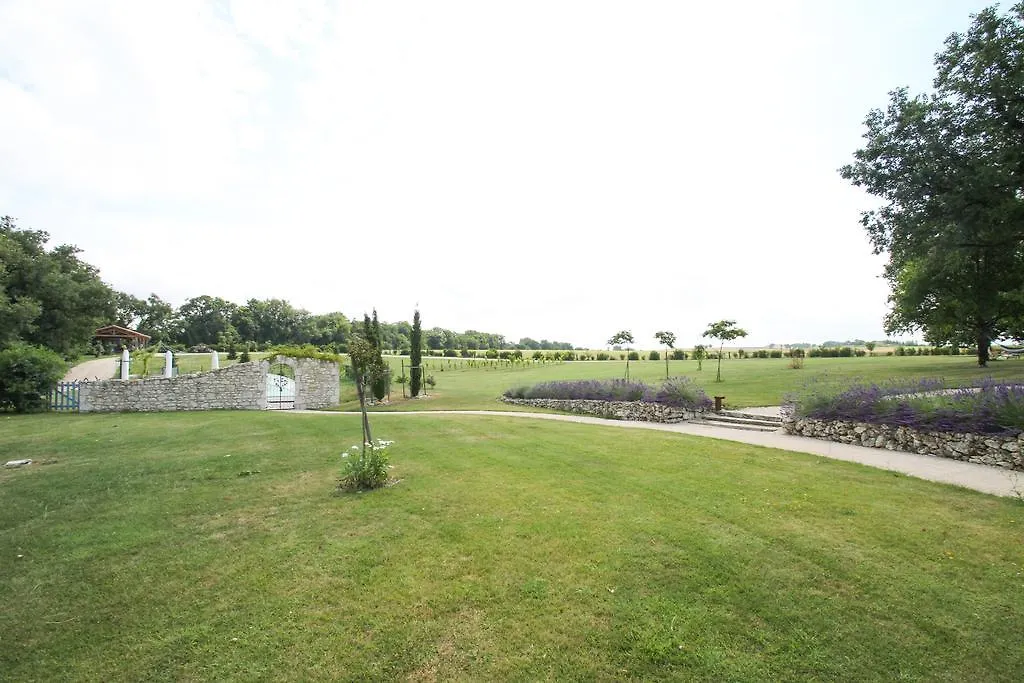 Gite Domaine De Nazere Avezan France